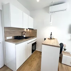 Ana, Apartament